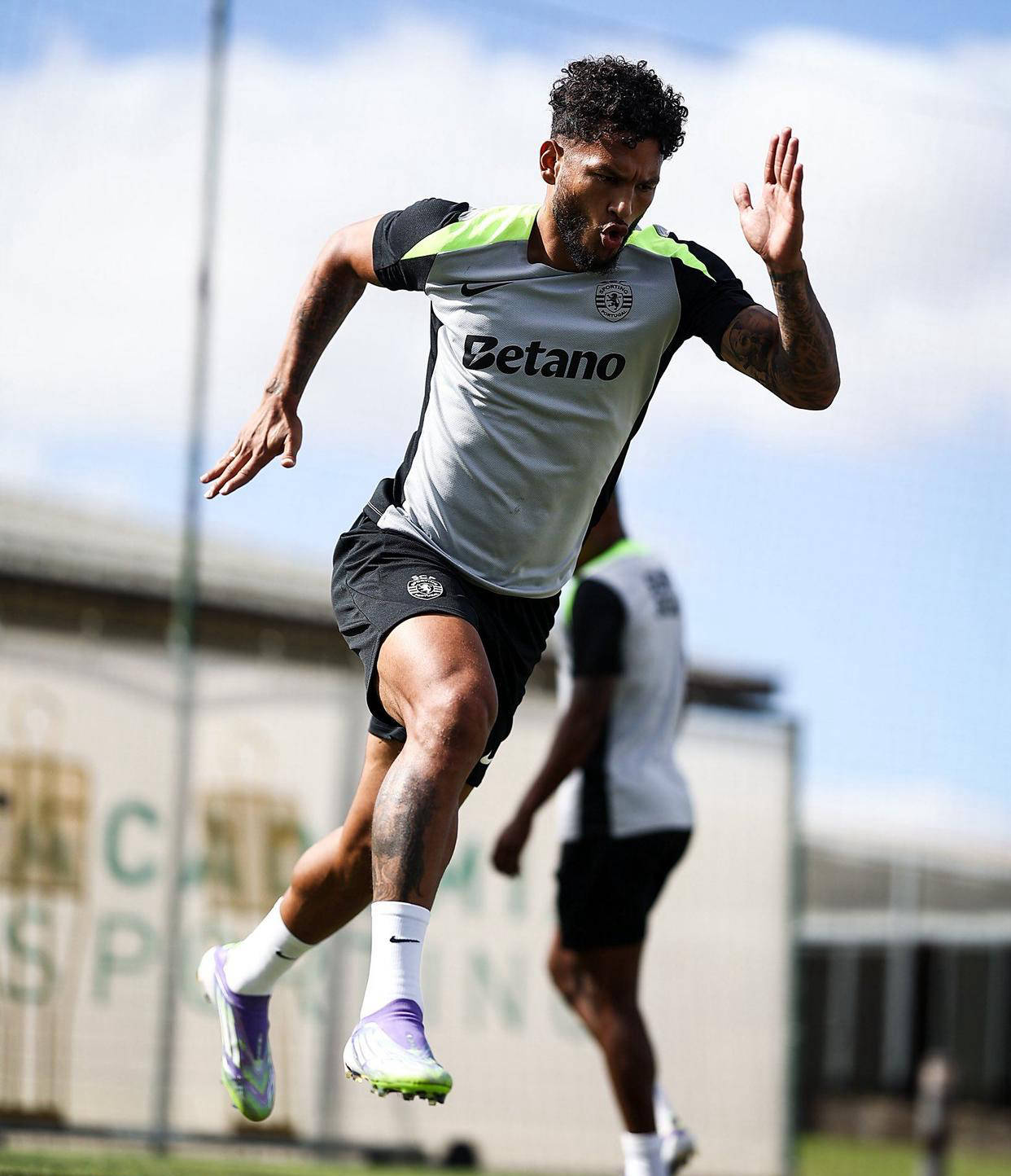 今晚葡超焦点战；上海海港外线爆发；引发热议；年轻球员得到机会的简单介绍